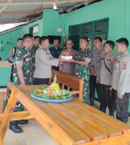 Polsek Cimanggu Kunjungi dan Berikan Kejutan Untuk Koramil 015 Cimanggu di HUT TNI ke-78