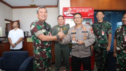 Surprise!!! Polisi Jakarta Timur Beri Kejutan ke TNI di Hari Jadi ke - 78