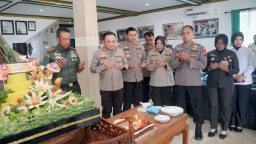 HUT TNI ke-78, Kapolrestabes Surabaya Beri Kejutan ke Markas Korem 084/BJ