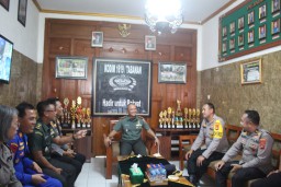 Perkuat Sinergitas Dalam Menjaga Kamtibmas Diwilayah, Kapolres Tabanan Berikan Surprise HUT TNI Kepada Dandim Tabanan