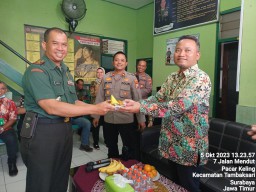 Kapolsek Tambaksari Bersama Camat Tambaksari dan Anggota Berikan Ucapan Selamat (HUT) TNI ke-78