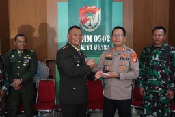 HUT TNI ke-78, PJU dan Personil Polres Pelabuhan Tanjung Priok Kunjungi Mako TNI