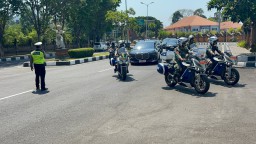 Polres Bandara Ngurah Rai Pengamanan Gladi Rangkaian Kendaraan Tamu Negara Peserta KTT AIS