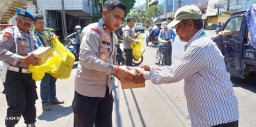 Jumat Berkah, Kapolsek Simokerto Bagikan Nasi Kotak Makanan Kepada Tukang Becak dan Warga Sekitar