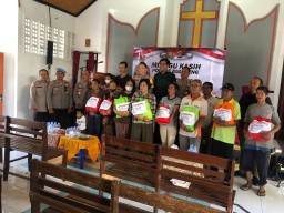 Minggu Kasih, Polres Buleleng Pemberian Tali Kasih di Gereja Imannuel Desa Sangsit