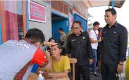 Bupati Kapuas Hulu Monitoring Kegiatan Pengobatan Gratis di Desa Teluk Geruguk