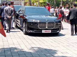 Tiba di Bandara Ngurah Rai, PM Timor Leste Xanana Gusmao Disambut Hangat Anak-anak SMP N 2 Kuta Hingga Diajak Foto Selvi