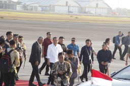 Kapolda Bali Dampingi Kapolri dan Panglima TNI Sambut Kedatangan Presiden RI di Pulau Bali