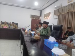 Desak Pembangunan Keraton,Puluhan Warga Perundohan Kerajaan Simpang Datangi Kantor DPRD Kayong Utara