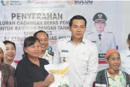 Bupati Kapuas Hulu Salurkan Bantuan Pangan ke Masyarakat Kurang Mampu di Desa Sibau Hilir