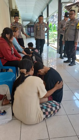 Polsek Simokerto Pelaku Tawuran dan Orang Tuanya, Berikan Sanksi Bersurat Kepada Kelima Remaja