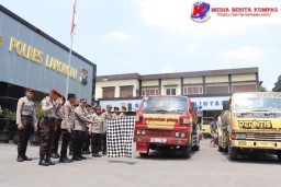 Polres Lamongan Distribusikan 10 Truck Air Bersih Untuk Warga Kedungkumpul