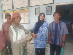 Pemerintah Desa Cimanggu Kecamatan Cimanggu Menyalurkan Bantuan Pangan Beras Tahap11 10 Kg Dari Dinas Sosial Kabupaten Pandeglang