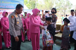 Sekolah Semi Permanen, Kapolres Bangkalan Bersama Bhayangkari Beri Bantuan Alat Tulis Untuk Siswa SDN Lerpak 1 Geger