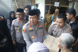 Jumat Curhat Kapolda Jatim Libatkan Tim Dokter Kepolisian Periksa Warga Yang Sakit