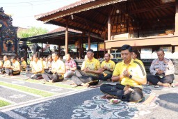 Kegiatan Persembahyangan Bersama Rahina Tilem dan Binrohtal Untuk Personil Polres Jembrana Yang Beragama Hindu