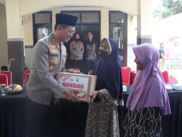 Pengasuh Ponpes Ainun Ulum Apresiasi Kepedulian Polres Ponorogo Kepada Para Santri dan Warga Pulung