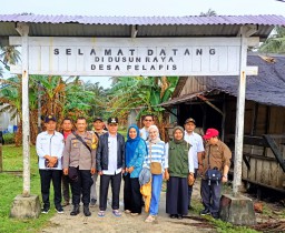Gelar Pangan Murah Didesa Terpencil,Pj Bupati Bersama Polri Sambangi Beberapa Warga