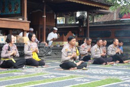 Kapolres Jembrana Bersama Seluruh Personil Yang Beragama Hindu Laksanakan Giat Binrohtal