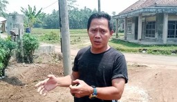 Dianggap Halangi Jalan, Warga Wangkelang Minta PLN Pindahkan Tiang Listrik