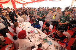 Kapolri dan Panglima TNI Beri Apresiasi Bakti Kesehatan dan Bakti Sosial Alumni AKABRI 91 Terpusat di Malang