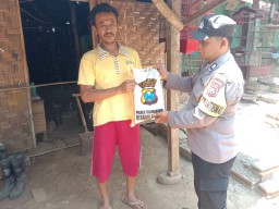 Melalui Polsek Karangrejo, Kapolres Tulungagung Bagikan Beras Kepada Warga Desa Tulungrejo