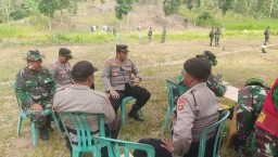 Kapolsek Melaya Bersama Kodim 1617/Jembrana Bersinergi Dalam Latihan Menembak
