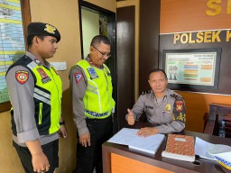 Pelayanan Prima : Polsek Denbar Mengantarkan WNA Kehilangan Barang ke Polsek Kuta Utara