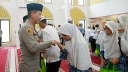 Kapolres Metro Jakarta Timur Santuni Anak Yatim