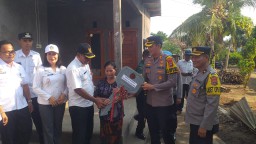 Bedah Rumah Ekstrem, Warga Miskin Made Arini Desa Joanyar Merasa Bersyukur Bisa Menempati Rumah Layak Huni