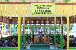 Pj Gubernur Kalbar Kunjungi Makam Panglima Tentemak di Tumbang Titi Ketapang