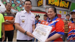 Bupati Kapuas Hulu Salurkan Bonus Kepada Atlit Prestasi