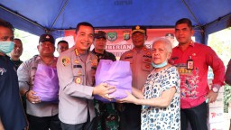 Kapolres Metro Jakarta Timur Salurkan Bansos dari Kapolda Metro Jaya Untuk Warga Korban Kebakaran Rawamangun
