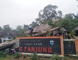 Puluhan Rumah di Kecamatan KarangTanjung Rusak Parah Akibat di Terjang Angin Puting Beliung