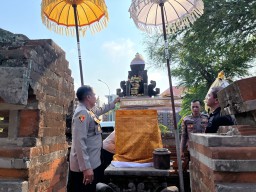 Jelang Piodalan, Puluhan Personil Polres Bandara Ngurah Rai “Ngayah” Bersih - Bersih