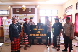 Mebraya : Giat Rutin Kapolres Jembrana Didampingi Kapolsek Melaya Dalam Jumat Curhat
