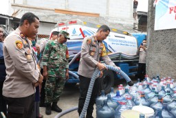 15 Ribu Liter Air bersih Dibagikan Polres Jakarta Timur Kepada Masyarakat Slum Area di Pinang Ranti Makasar