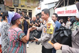 Polres Jakarta Timur Bagikan Ratusan Paket Sembako Kepada Masyarakat di Jumat Berkah