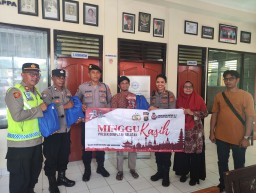 Jalin Silaturahmi melalui Program Minggu Kasih, Polsek Densel Bagikan Sembako