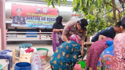 Polres Lamongan Kembali Droping Air Bersih Untuk Warga di 4 Kecamatan