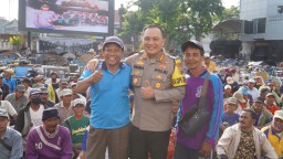 "Pupuk Kebersamaan Bersama Abang Becak, Kapolrestabes Surabaya Ajak Sarapan Pagi dan Bagikan Paket Sembako"