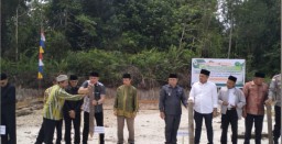 Wabup Kapuas Hulu Melaksanakan Penancapan Tiang Pertama Pembangunan Mts. Ilmul Yaqin Mentebah