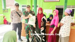 Babinsa 0822/03 Tegalampel, Kawal Penyaluran Beras CPP di Desa Paguan