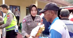 1000 Paket Sembako Dari Kapolda Jatim Telah Dibagikan Untuk Kaum Dhuafa Di Bondowoso