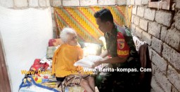 Peringati HUT TNI ke 78, Babinsa Taman Krocok Berikan Bantuan Beras Pada Warga