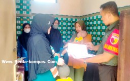 Wujudkan Balita Sehat, Babinsa Koramil 01 Bondowoso Dampingi Pelaksanaan Imunisasi di Poskel Badean