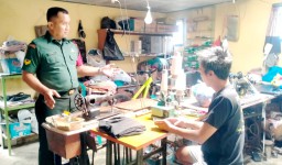 Ciptakan Keakraban, Babinsa Badean Koramil 01 Bondowoso Lakukan Komsos Bersama Penjahit