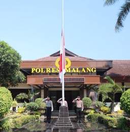 Pengibaran Bendera Setengah Tiang, Wujud Empati Polres Malang Beserta Seluruh Polsek Terhadap Korban Tragedi Kanjuruhan