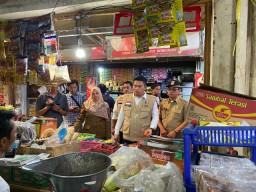 Satgas Pangan Polres Malang Sidak Pasar, Pastikan Stok Bahan Pokok Aman Jelang Nataru