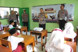Mendadak Jadi Guru Pada Kelas Inspirasi, Kapolres Kediri Kota Beri Motivasi Para Pelajar